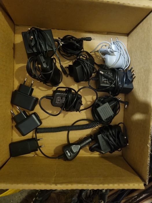 Soclu baterii,cablu tel,ștechere,căști tel,incarcatoare,cablu RCA