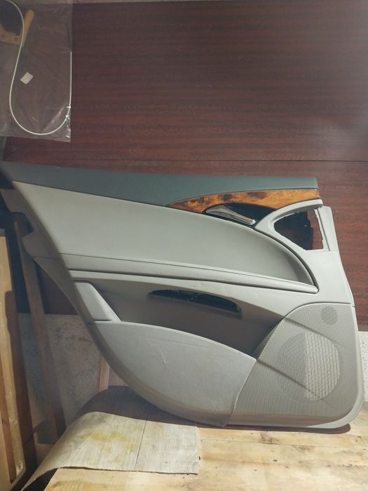 Продам  дверные  карты  от  мерседеса  е211  в хорошем   состоянии