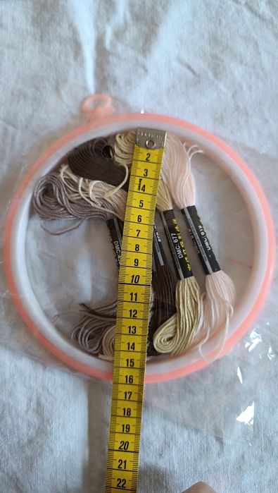 Пяльцы с нитками мулине