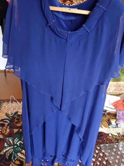 Ayollar kiyimi arzon narxda sotiladi.