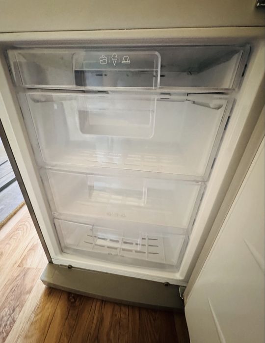 Отличный холодильник LG No Frost.