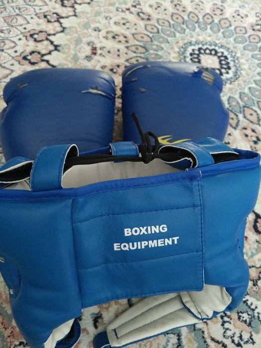Боксерские перчатки и шлем