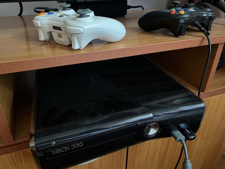 Vand XBOX 360 Pachet Complet
