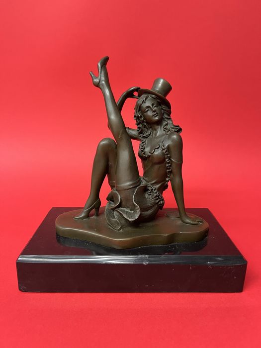 Бронзова статуя на дама-Танцьорка в кабаре