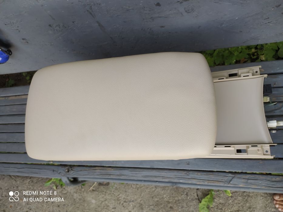 Продам подлокотник на Авалон