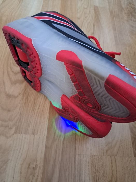 Adidași cu luminite și role mărimea 36