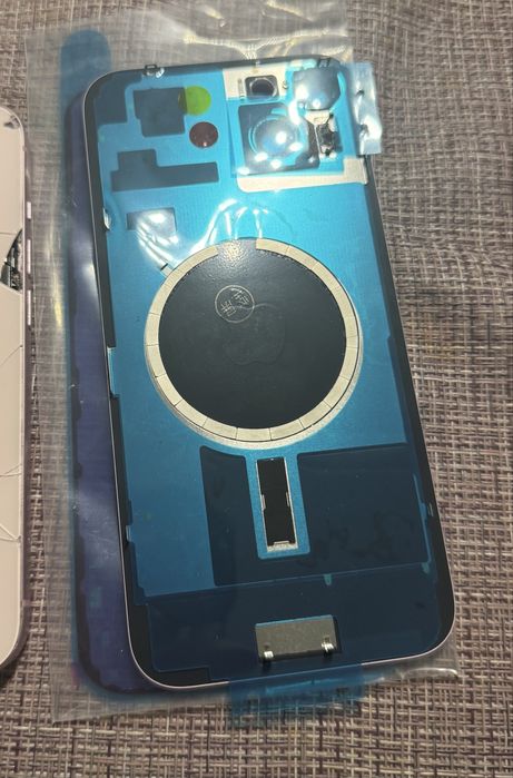 iPhone 15 Plus. задняя крышка