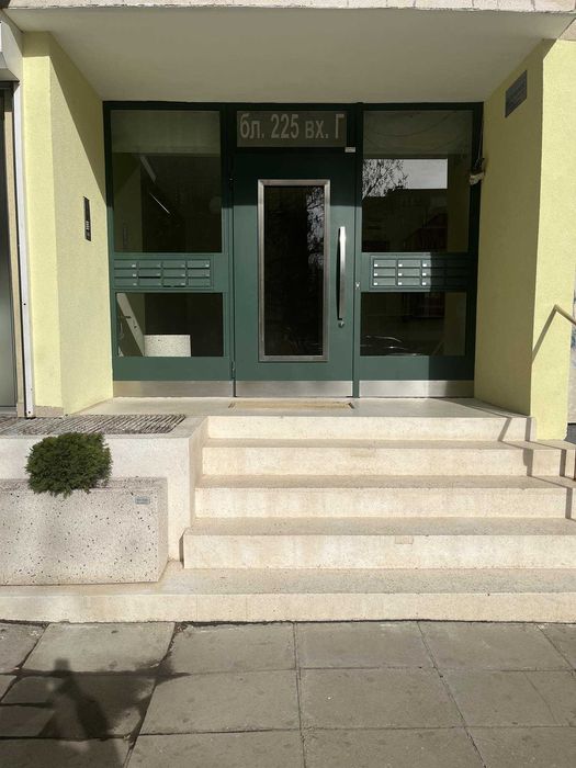 Перфектен,тристаен ,91 кв чиста площ. Панел от 2000 г. Топ локация