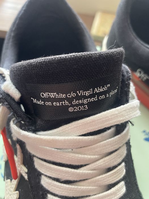 Off-whiet черни кецове