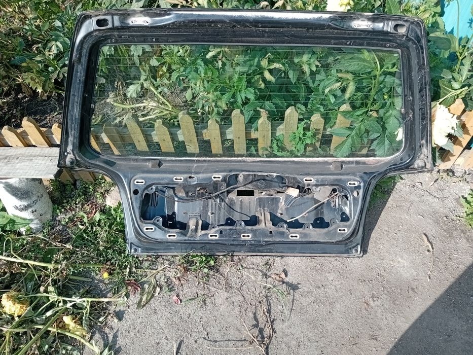 Продам капот ,задняя дверь.