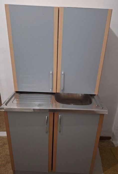 Кухонный стол сатылады.