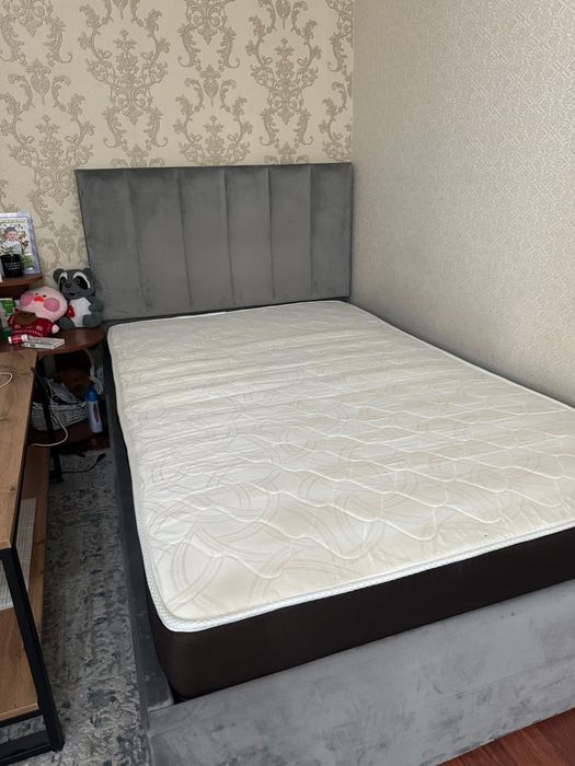 Кровать 1,5 почти новая