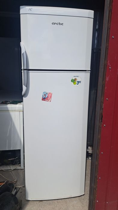 Vând frigider cu congelator