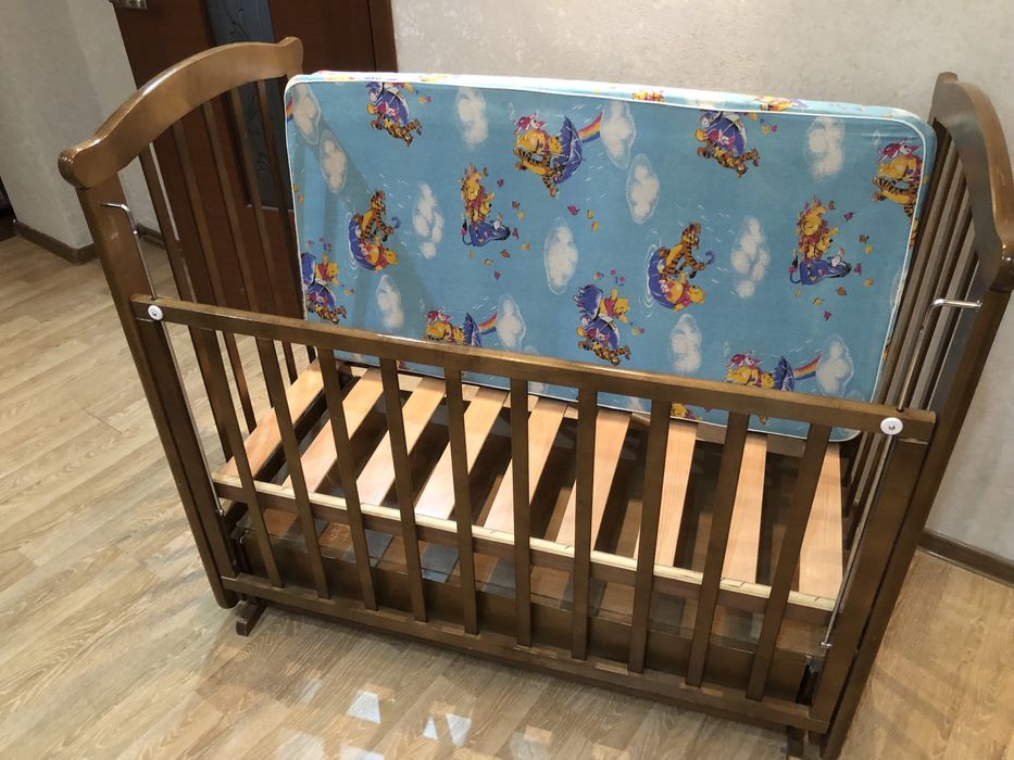 Детская кровать с маятником