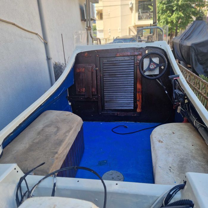 Лодка с извънбордов мотол