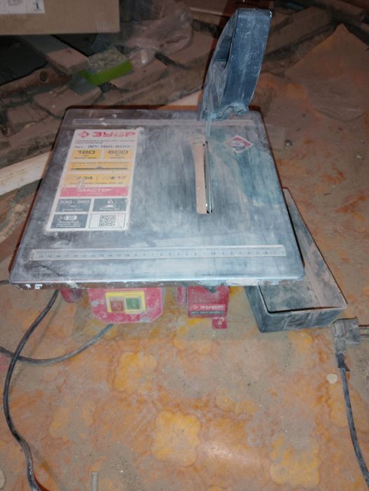 Продам плиткорез электрический.