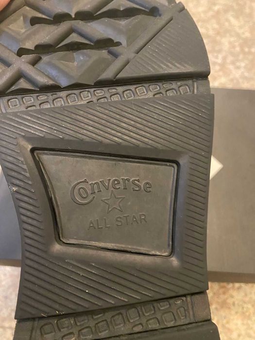 Converse inalti  dama negri cu detalii aurii .