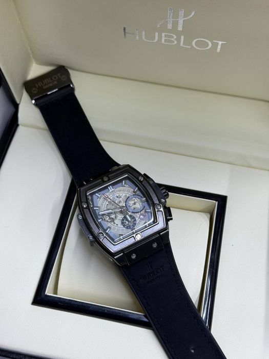 Часы Hublot, разные цветы