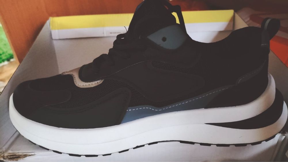 Продам кроссовки