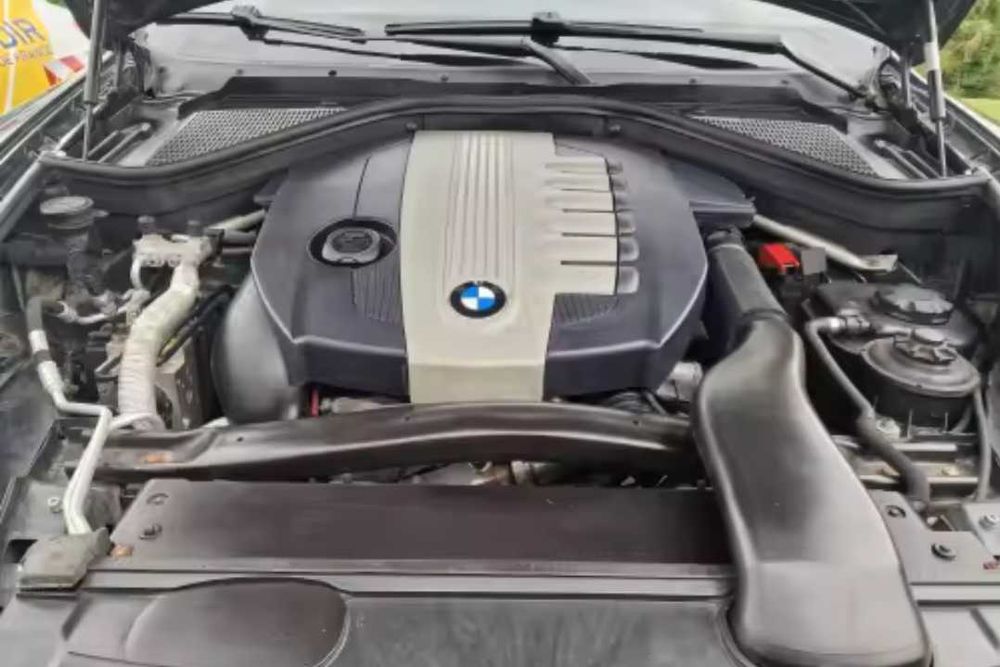 Кори над двигателя/Кора Панели БМВ Е70 BMW E70 X5 под чистачките против пропускливост на вода средна част с гумени уплътнения двигател дюзи