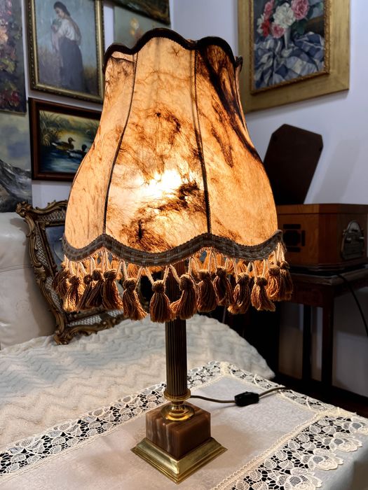 Lampă de masă realizata în stil victorian cu baza din onix si metal aurit.