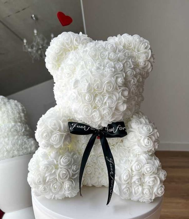 Бяло мече от вечни рози