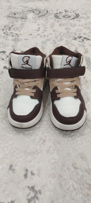 Продам детские ботинки