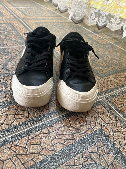 Adidași Nike negri cu talpă înaltă
