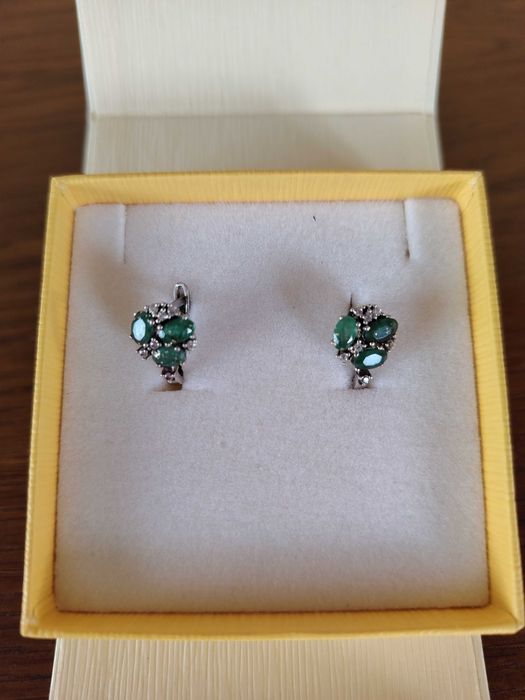 Сребърни обеци с изумруд
