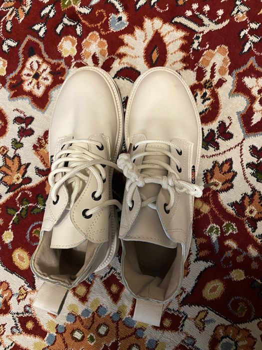 Ботинки молочного цвета