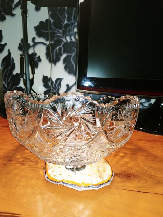 Продаю хрустальную салатницу
