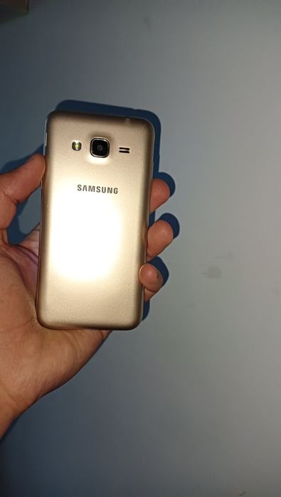 Samsung J3 телефон