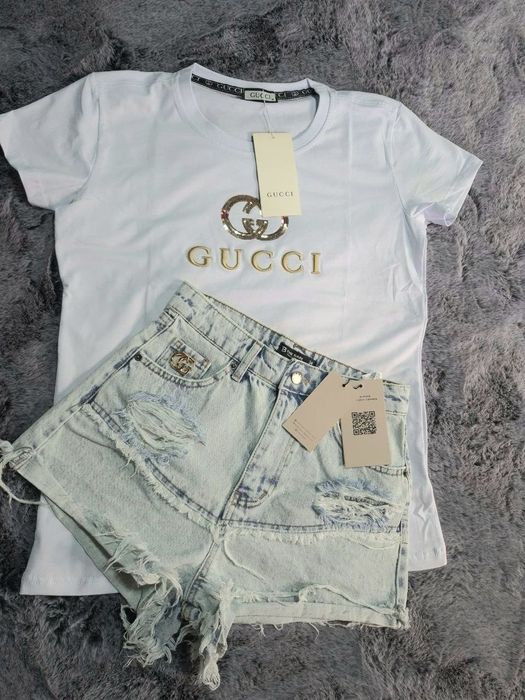 Pantaloni scurți de blugi  sau tricou