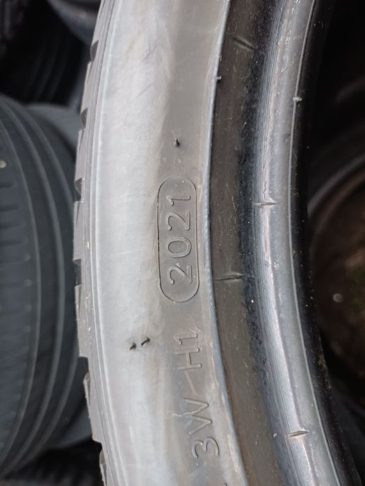 Vând 2 anvelope de iarna 225 40 r18 HANKOOK foarte bune din 2021