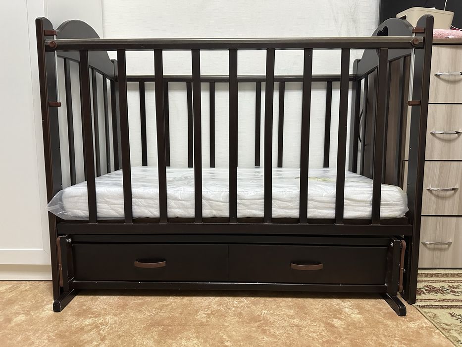 Продам кроватку ящиком и матрасом