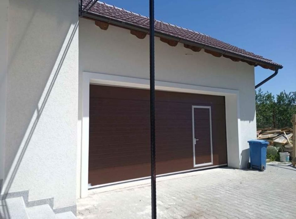 Usa de garaj cu pietonala