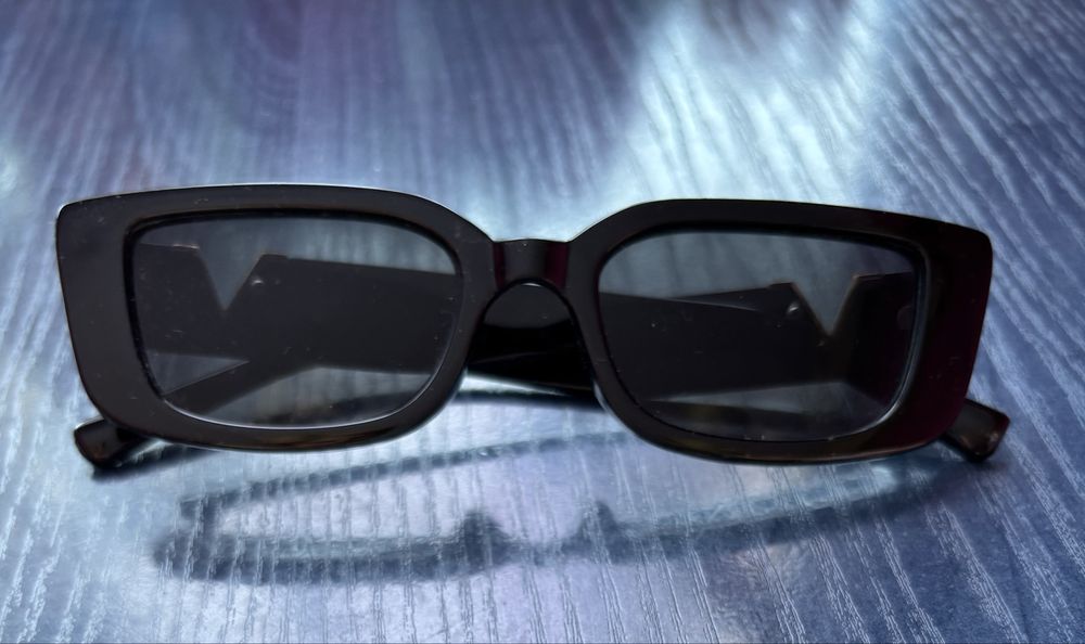 Слънчеви очила със златист детайл