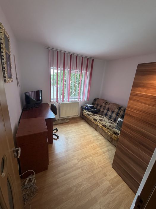 Ofer spre inchiriere Ap cu 3 camere, 2 băi,Etaj 1, acces din 2 strazi, la 1 minut de Calea Bucuresti, in proximitatea marilor supermarketuri din oraș.
