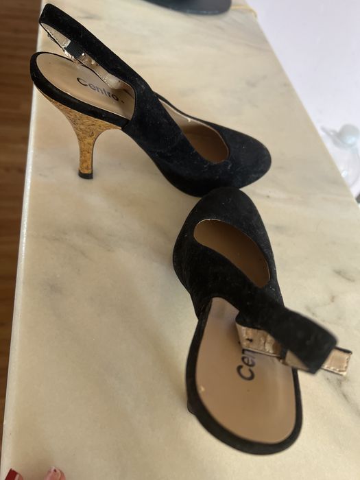 Sandale elegante cu efect strălucitor – mărimea 36 Vând sandale deosebite, potrivite atât pentru ocazii speciale (nunți, botezuri, petreceri diverse)