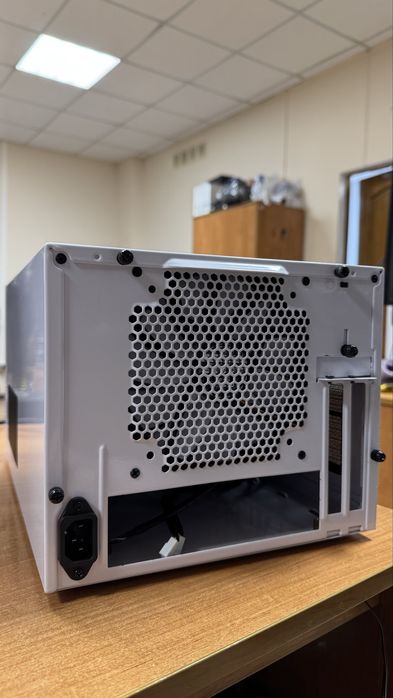 Корпус mini-ITX Fractal Design Node 304 (Черный) — Премиум компакт