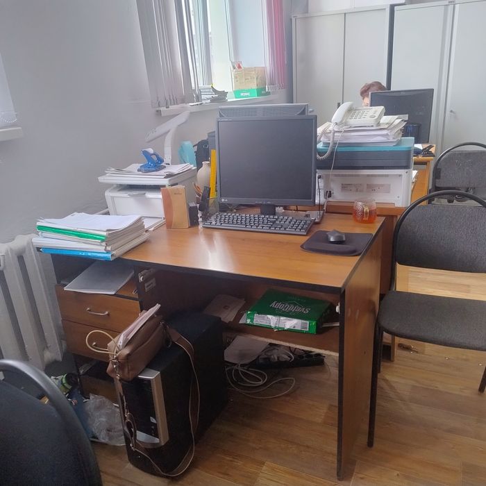 Продам мебель: столы и тумба