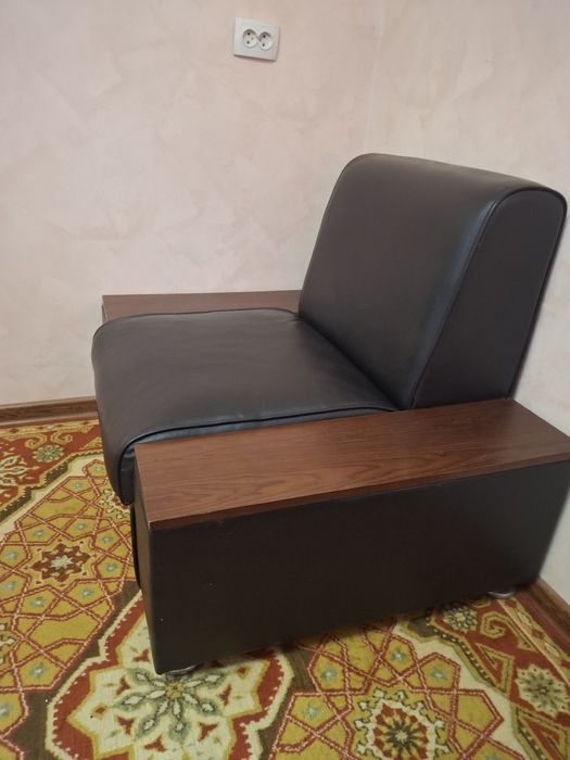 Кожанный диван  и кресло в отличном состоянии