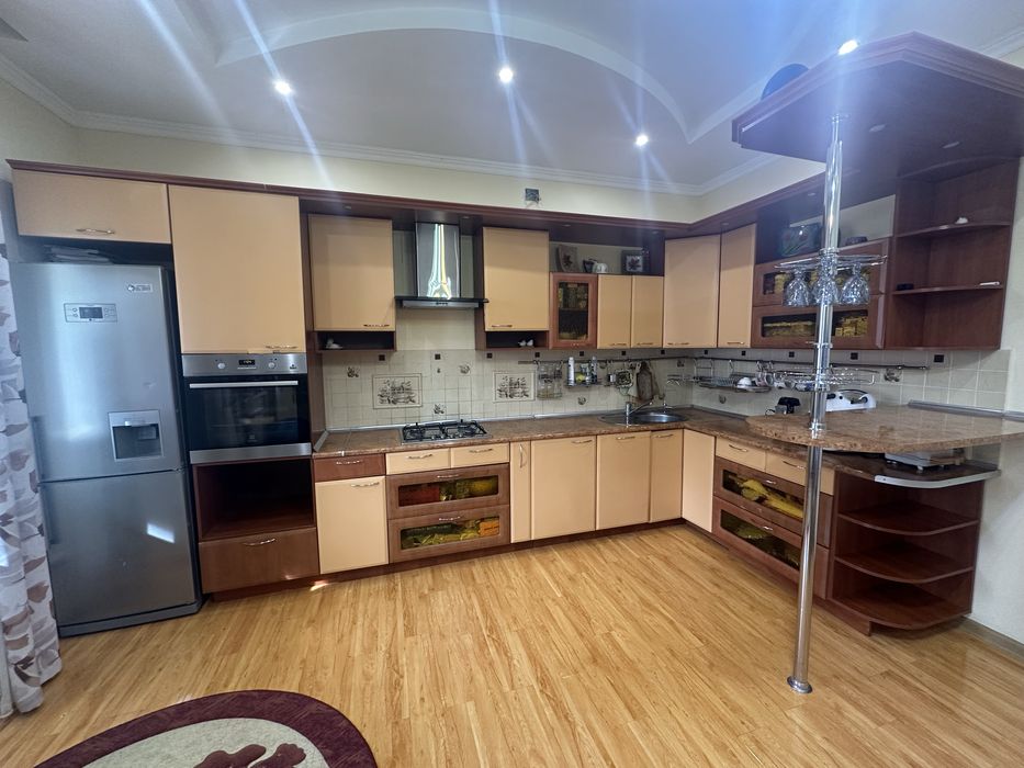 Кухня с барной стойкой