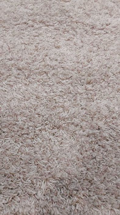 Ковёр бежевый,с длинным ворсом.
