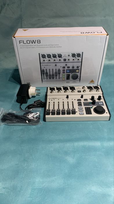Цифровой микшерный пульт “Behringer Flow 8”