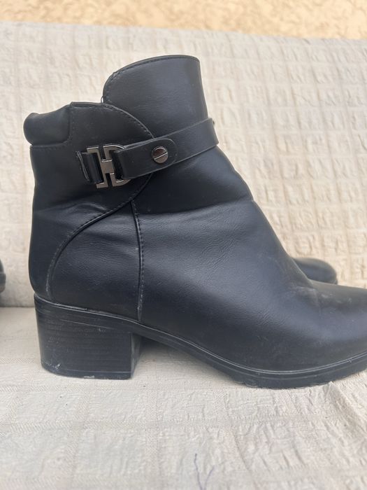 Барлығы 5мың тг. Аяқкиім сатылады