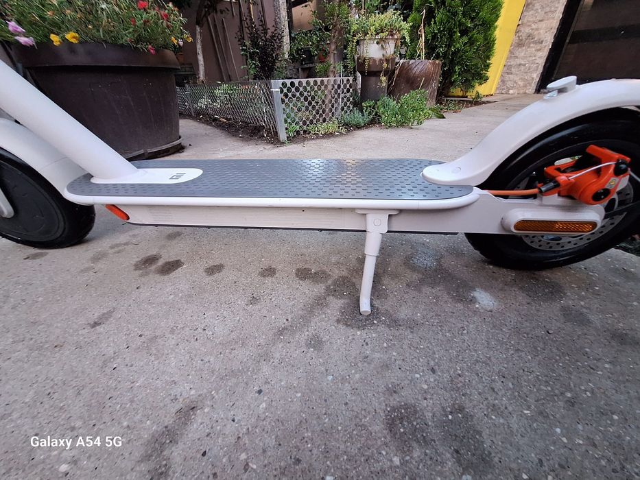Vând trotineta electrica Xiaomi Scooter 3 ca noua