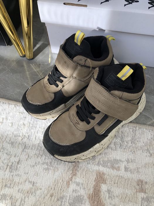 Продам ботинки на мальчика 29 размер