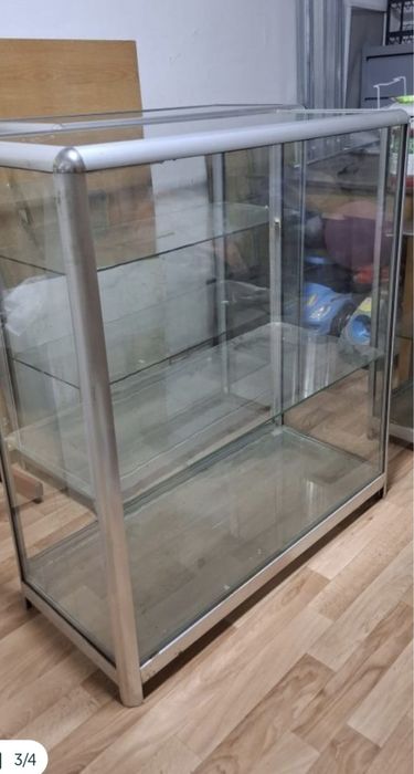 Продается ветрины и манекены