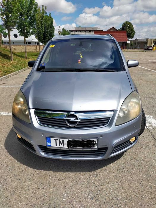 Mașină Opel Zafira